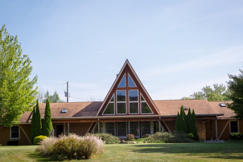 Front view of Lakeview Lodge at Camp Friedenswald